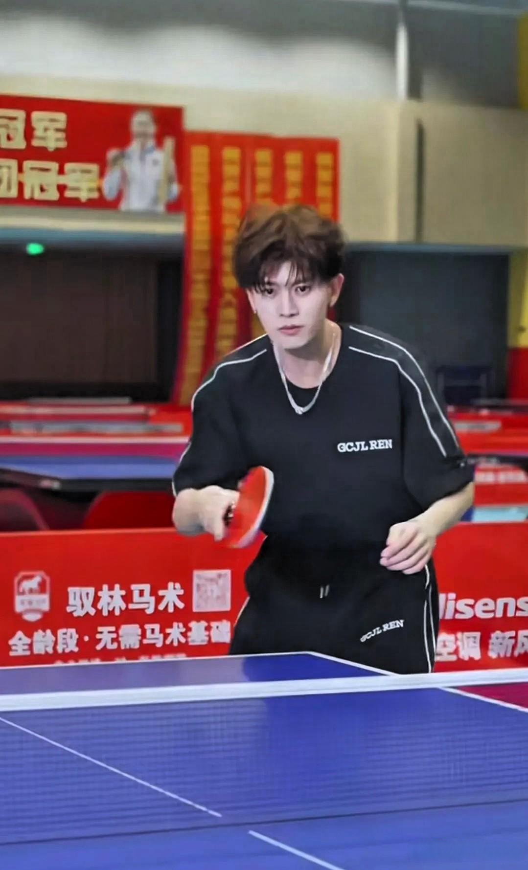 一个是荧幕前备受喜爱的人气演员,谁能想到,这任嘉伦打乒乓球任嘉伦最