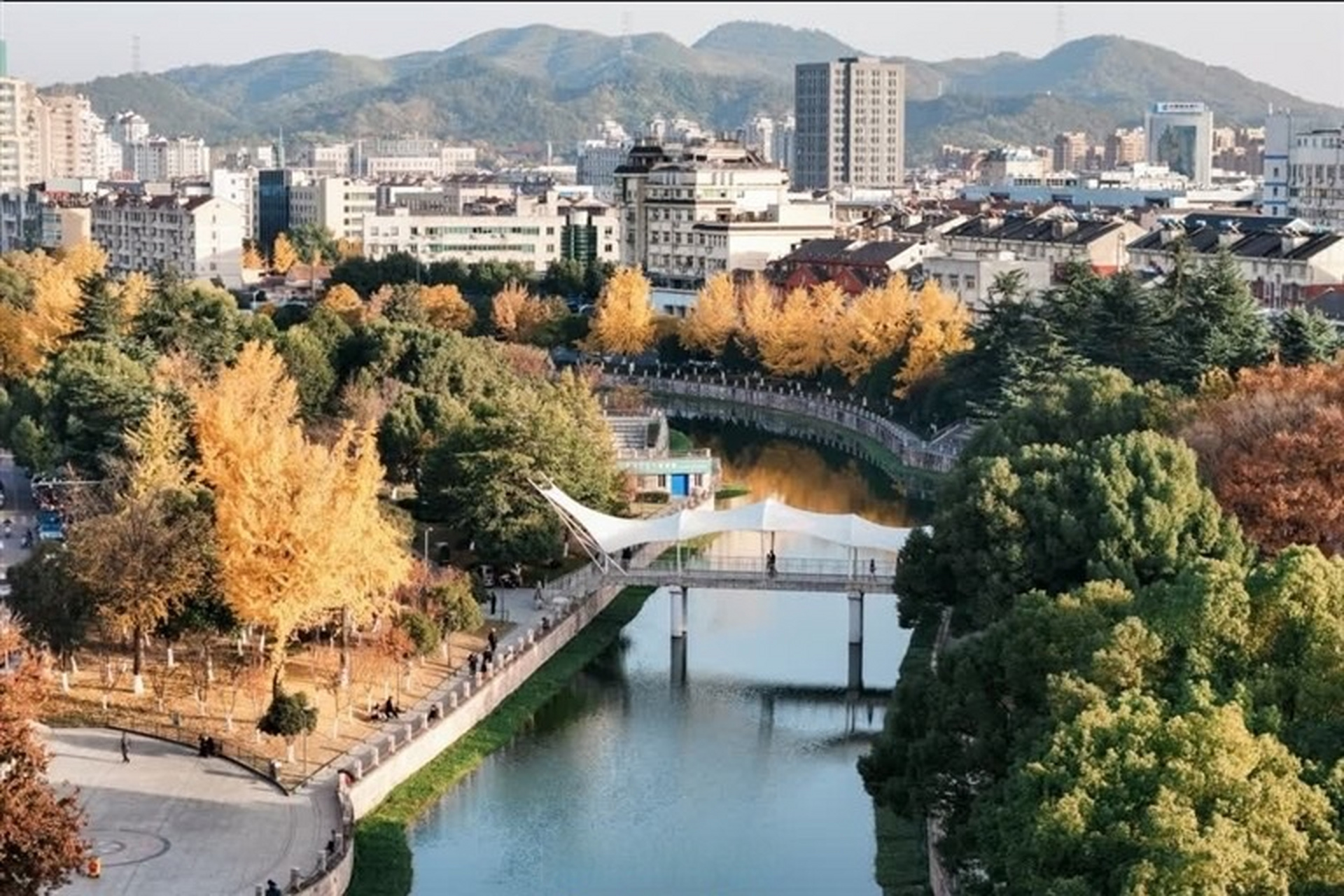 【"口袋公园"景色美】#德清视角# 这两日,德清县武康街道河滨公园里层