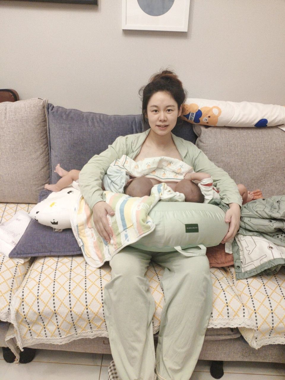 早产儿由于脂肪少,体温调节困难,因此护理中对温