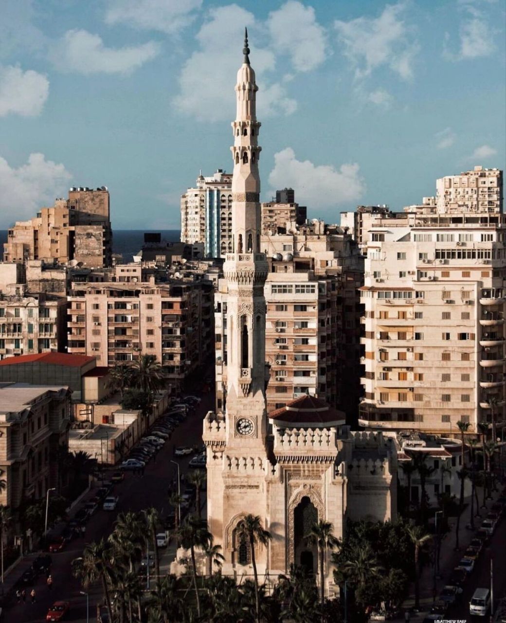 亚历山大港是一座历史悠久的城市,拥有众多的地标和古迹,增添了它的