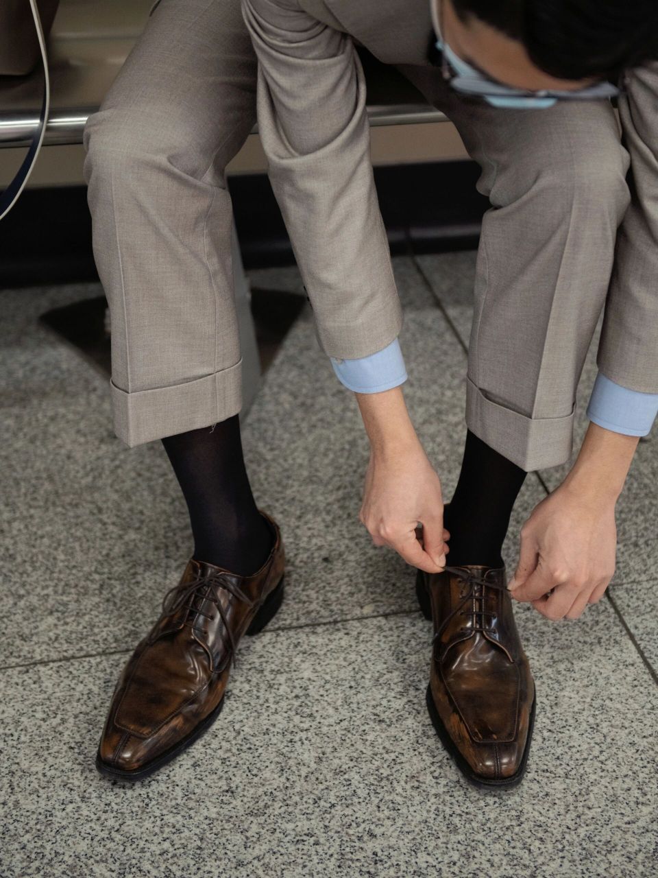 在地铁偶遇01大地色西装皮鞋黑袜男 7515在今天早晨的地铁上,我