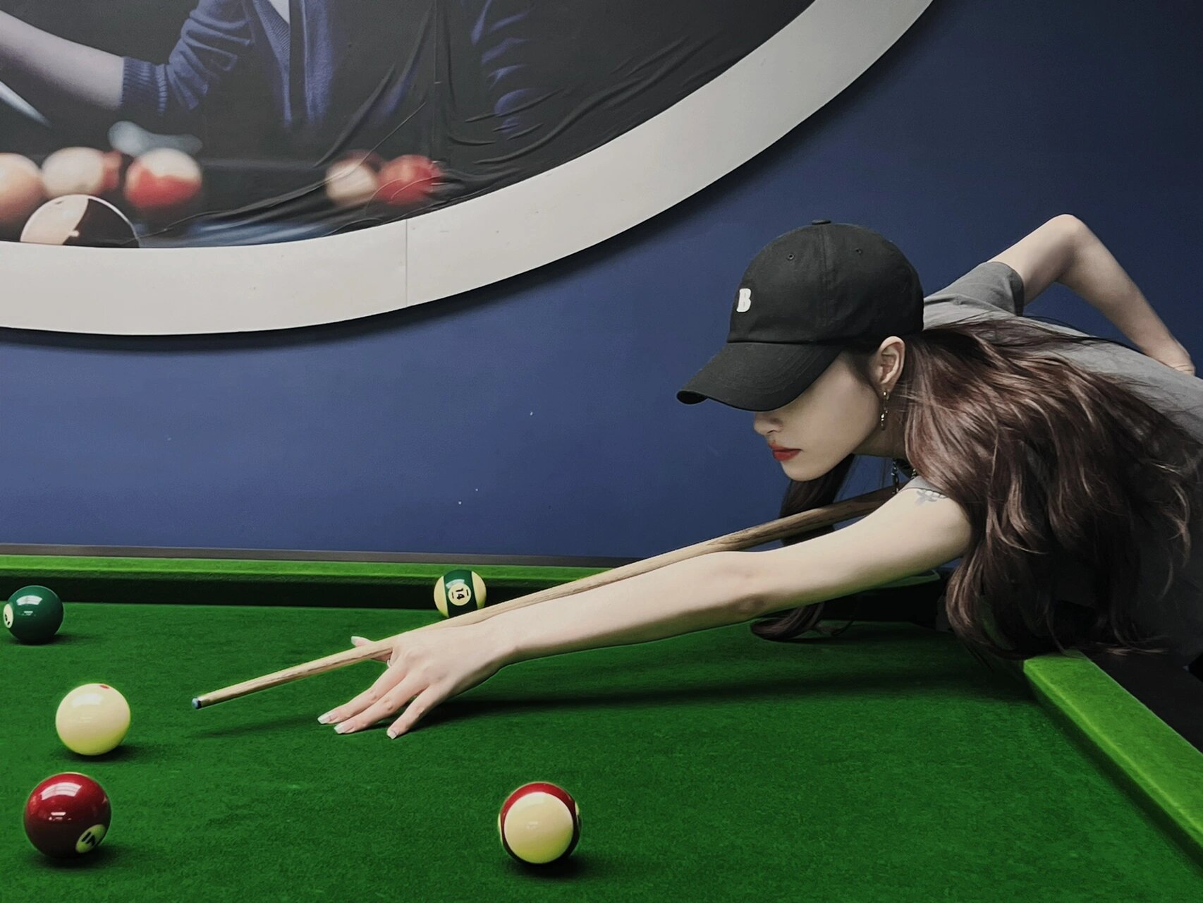 女生打台球95台球厅拍照91 让你三颗球95