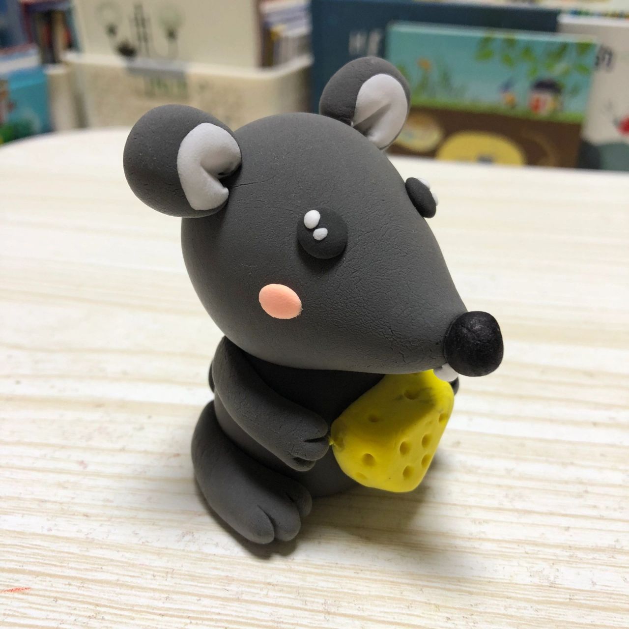 超轻粘土 #粘土  在上学的,稍加改良之小老鼠,超轻粘土,没什么味道