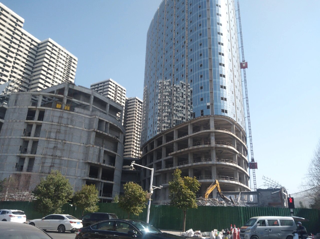 春回大地,郑州楼市也复苏了,烂尾多年了清华城项目已复工了,期待郑州