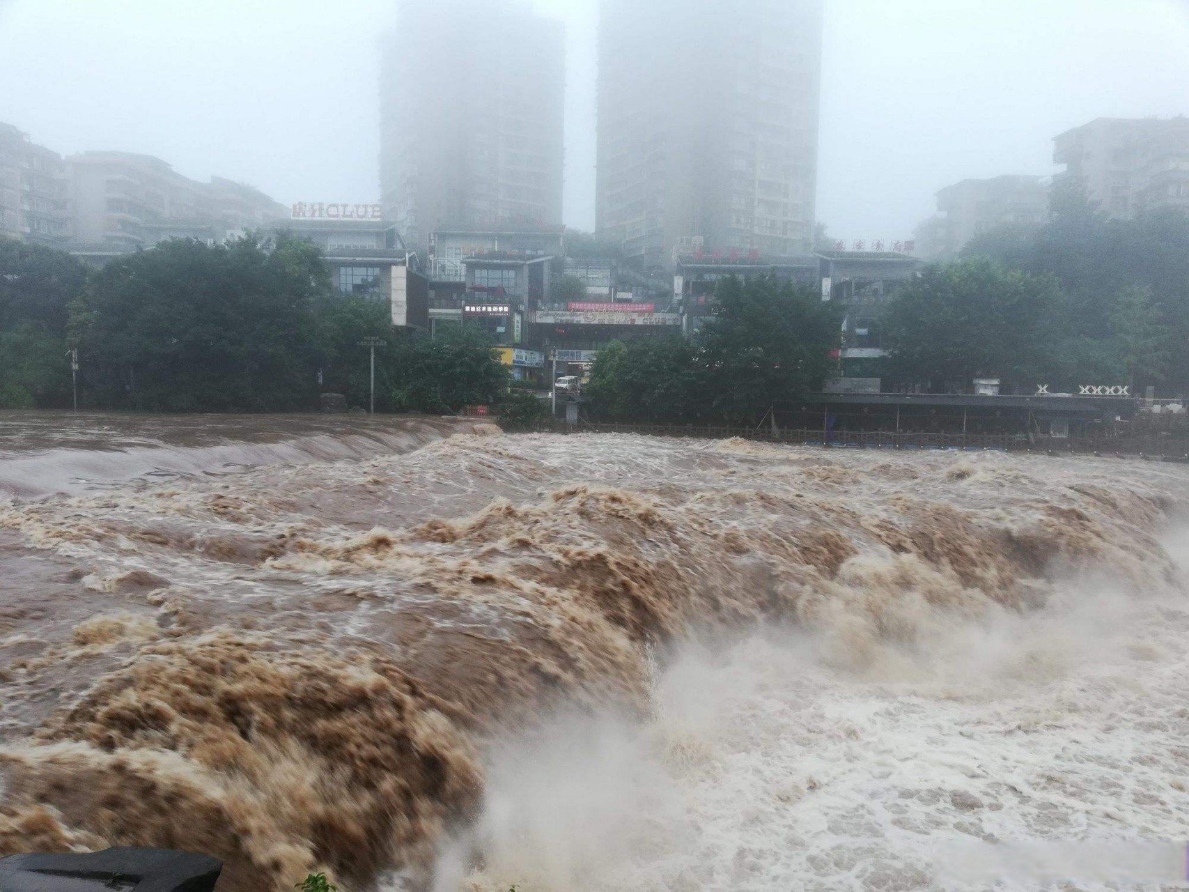 水库泄洪,怒浪翻滚犹如万马奔腾 #泄洪#