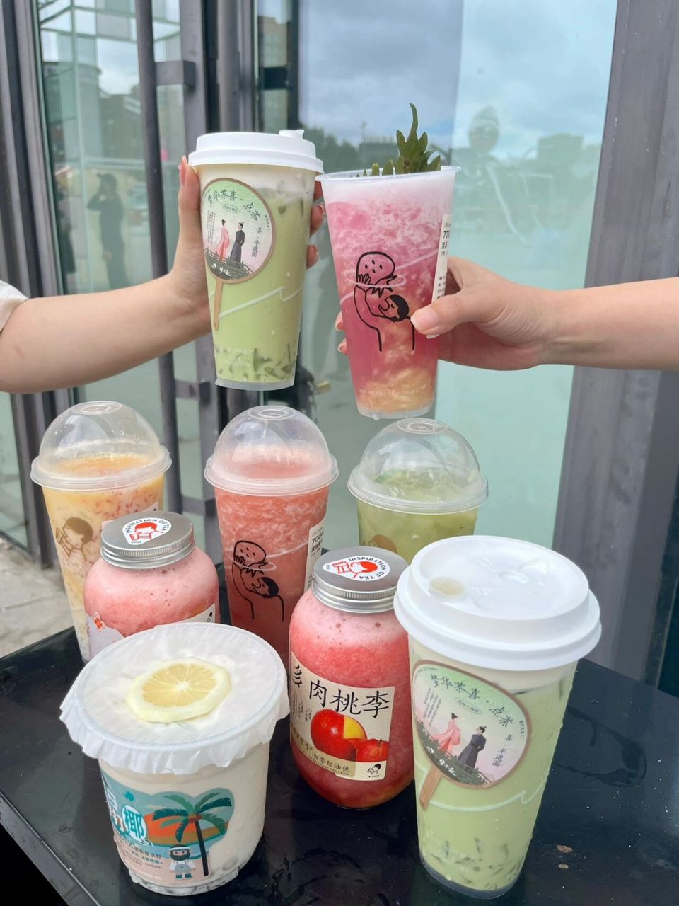 97哈尔滨首家喜茶开业6015超强阵容9元喝09 哈尔滨锣鼓喧天的