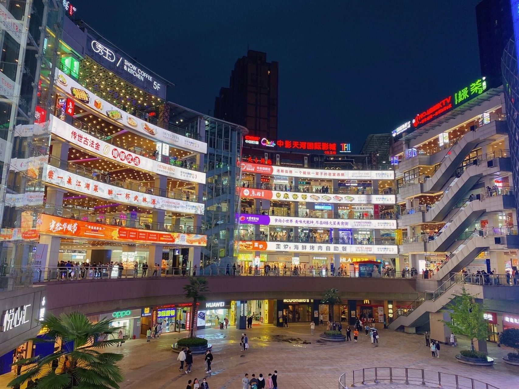 晚上的光谷广场可太好看,太好吃了! 武汉光谷大街一定要去!