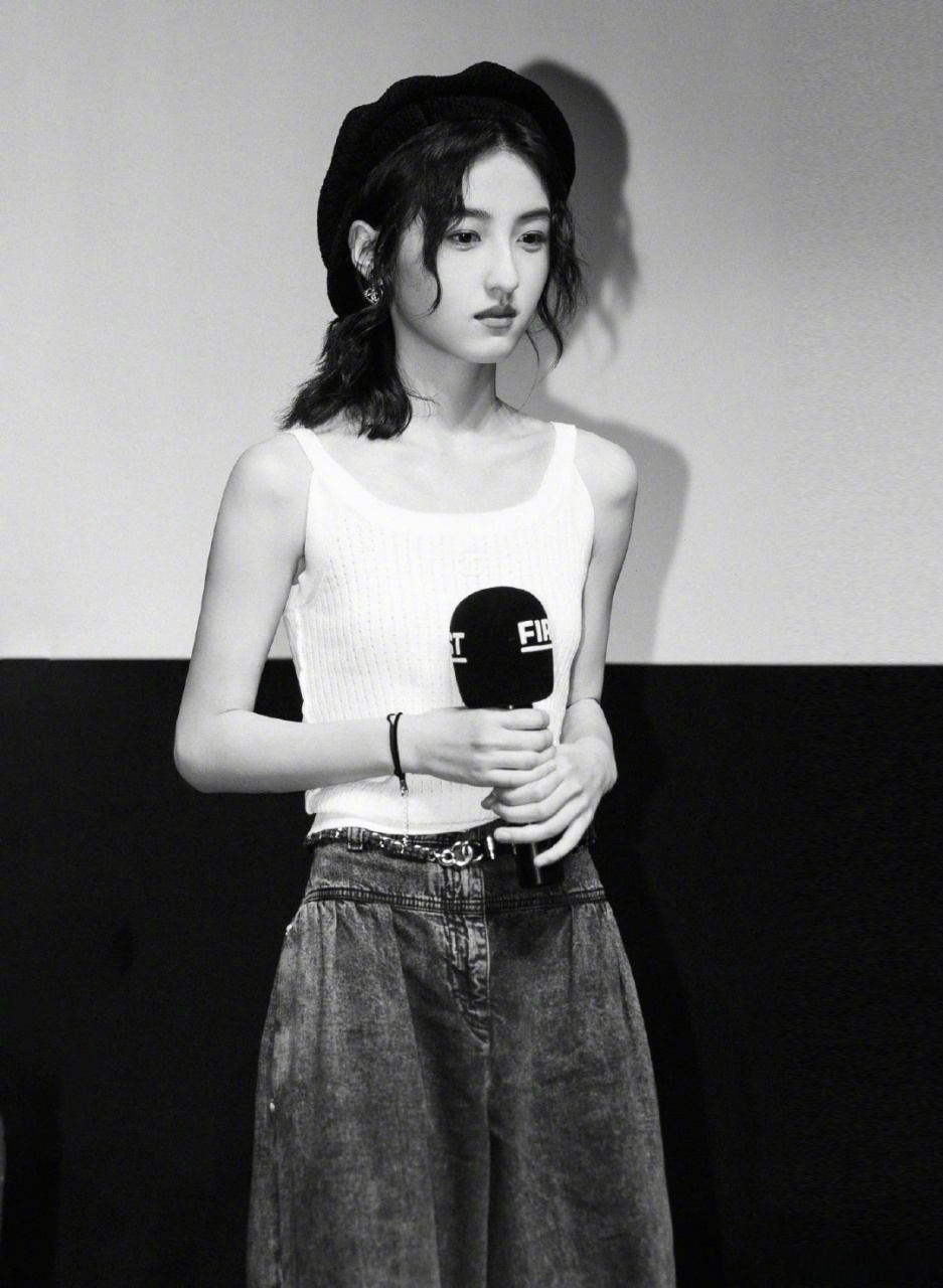 张子枫 今日出席活动,贝雷帽 简约的白色无袖背心look温柔又不失亮靠