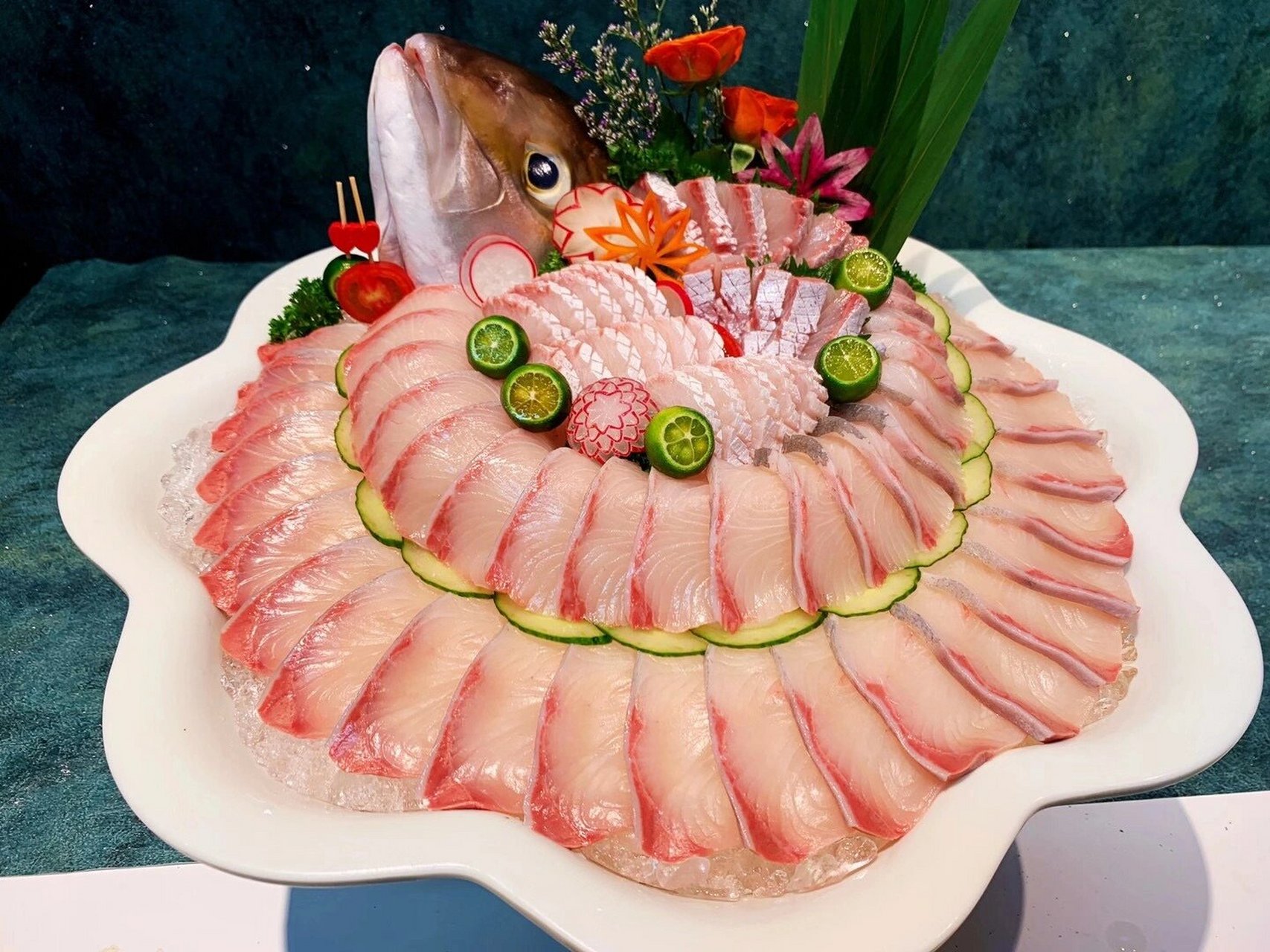 章红鱼刺身 章红鱼刺身,口感清爽,肉质鲜美,吃过就忘不掉的味道