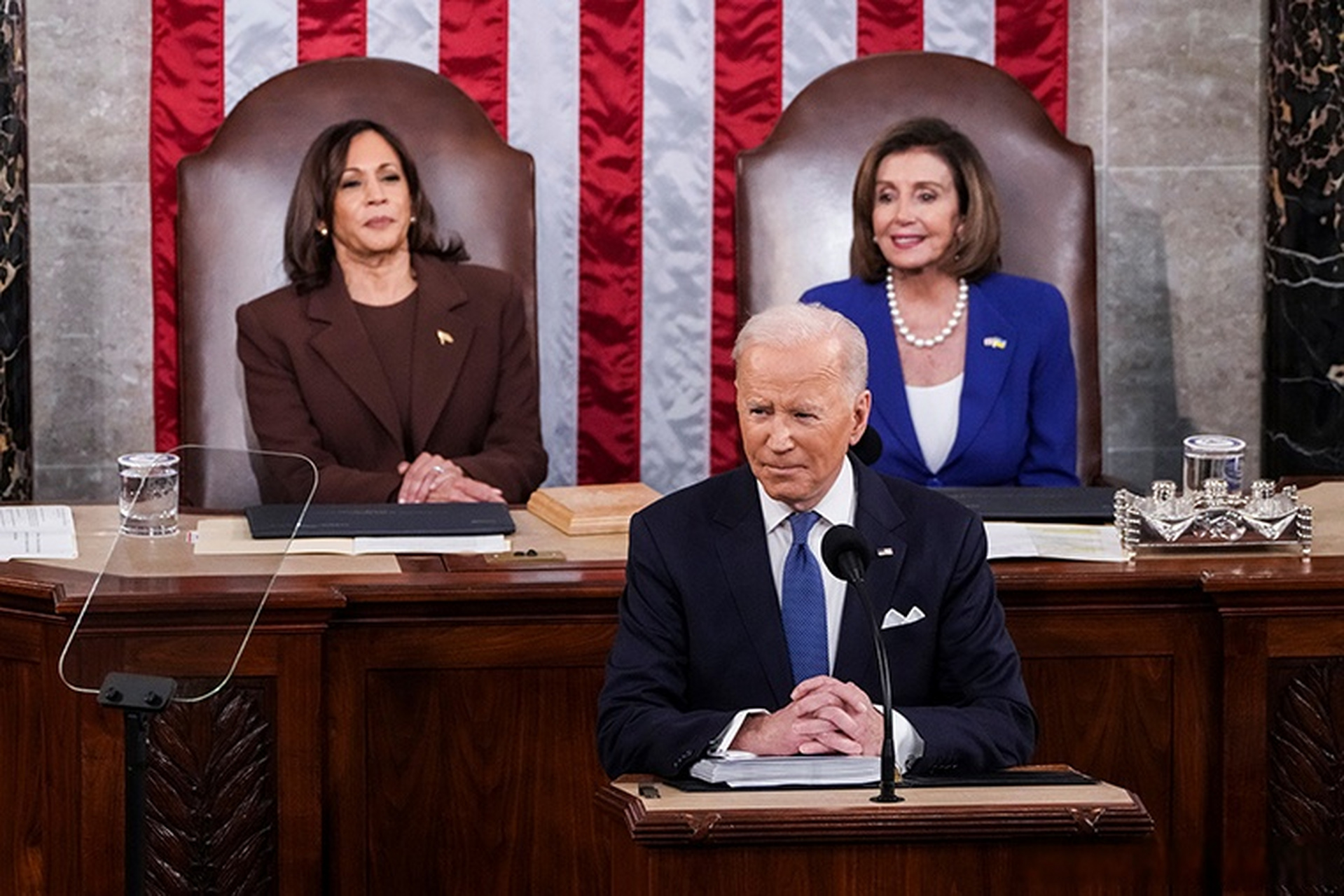 有两宫垂帘听政的感觉!