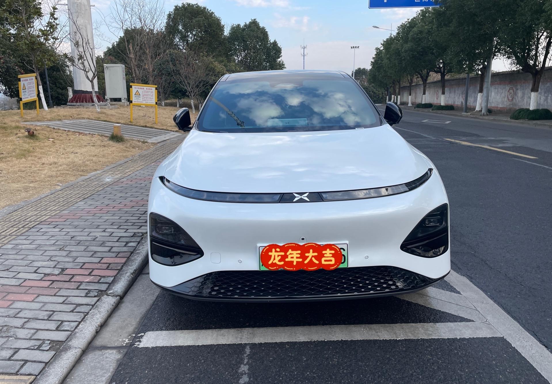 小鹏g6悬浮顶 轮毂熏黑 卡钳改色