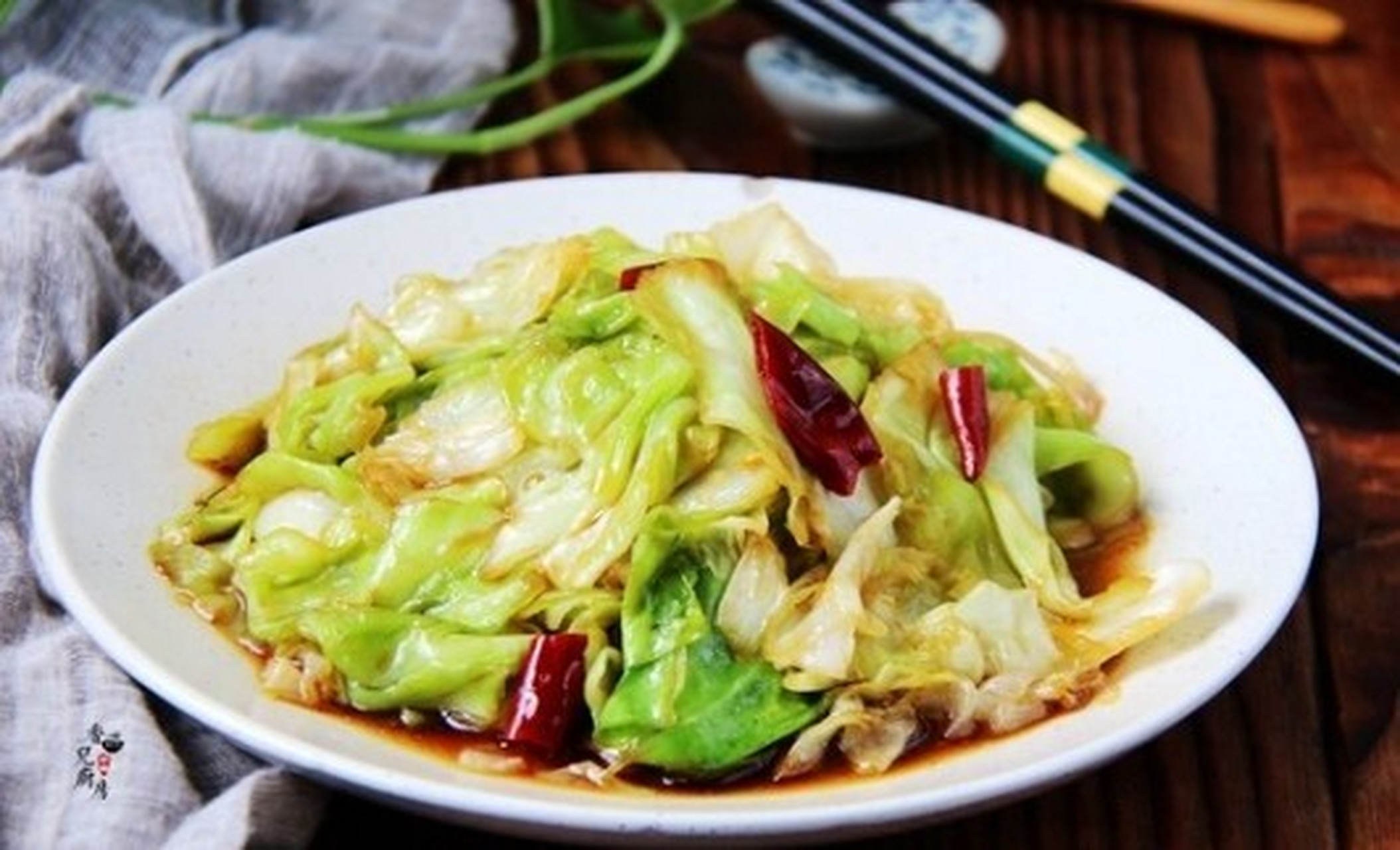 酸辣手撕包菜美食食谱 "这道菜要做的好吃,就是要一碗调好的料汁,我用