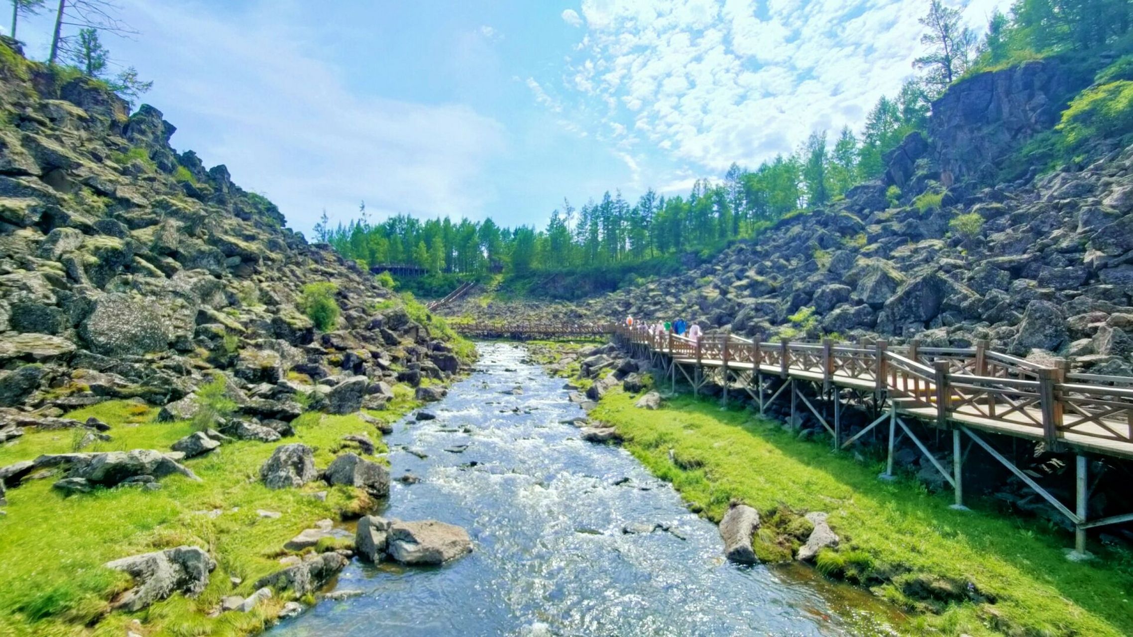 阿尔山国家森林公园——大峡谷 大峡谷在驼峰岭站下车,导去大峡谷的车