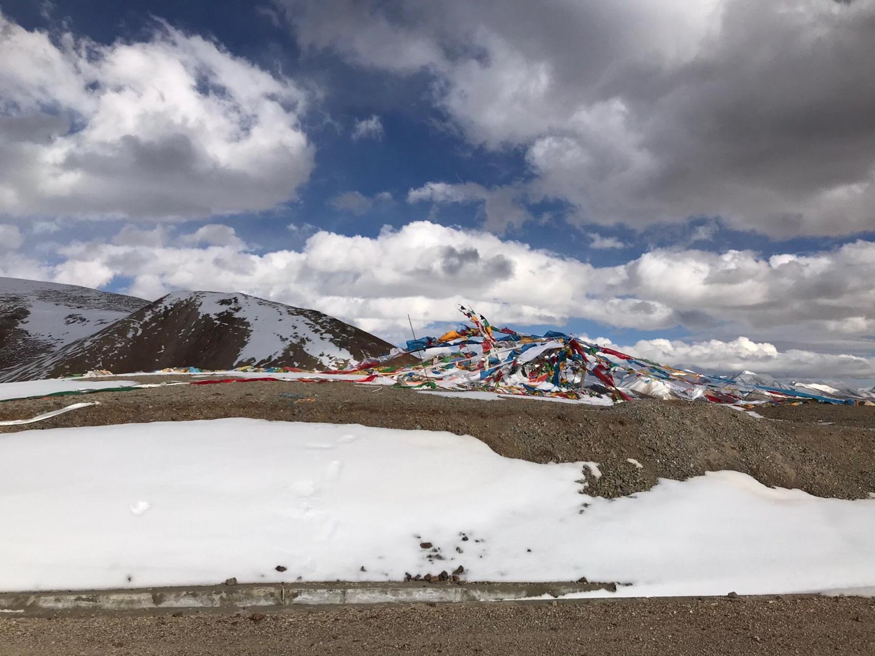 中国最高海拔垭口5899米,位于新疆和田地区和田县,空喀山口边防路,基