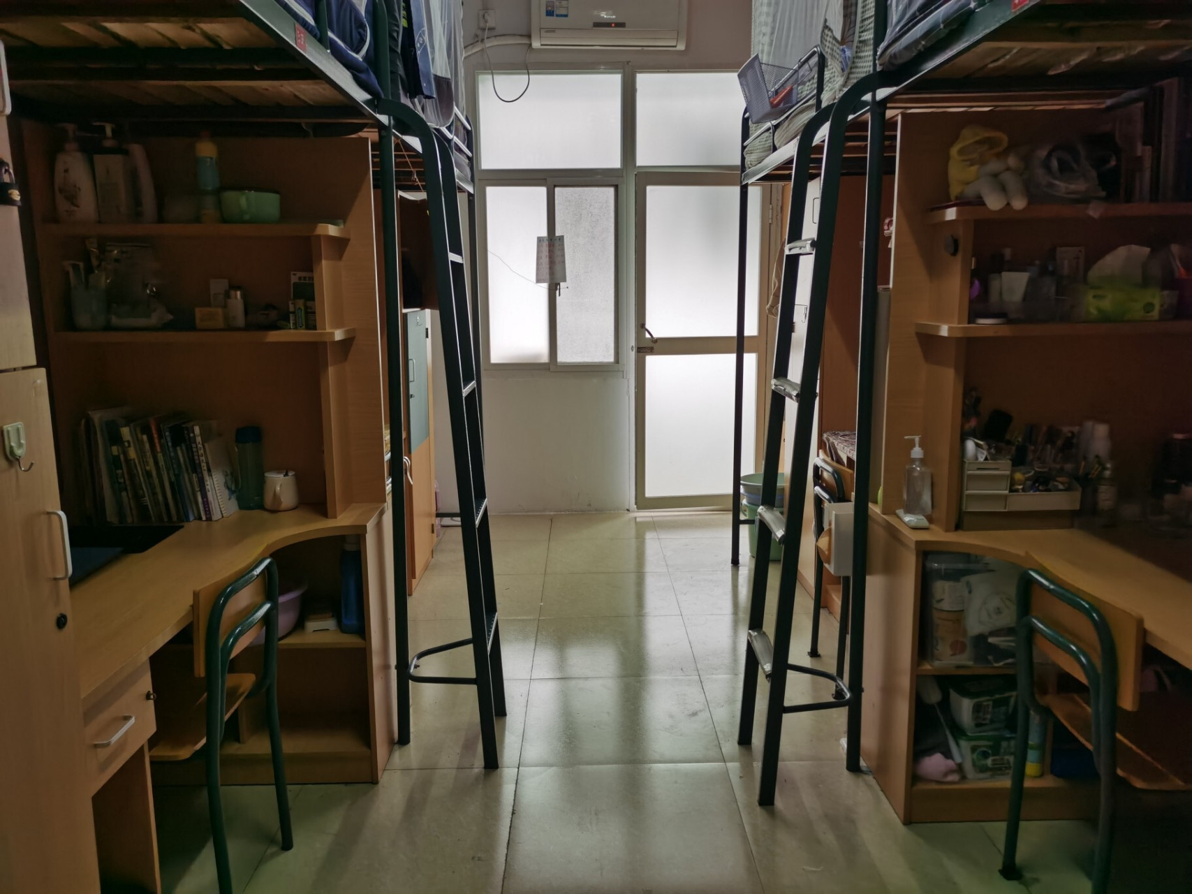 安徽农业大学校内宿舍 校内女生宿舍,本科 四人间 有阳台,有空调,没有