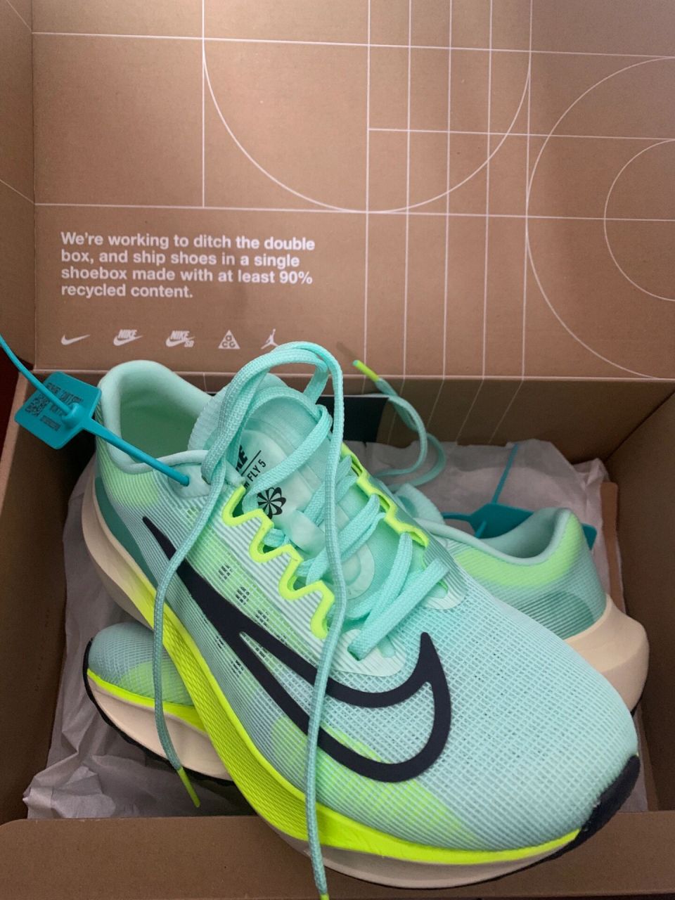 nike zoom fly5 脚感确实和next%相比差很多(实话实说) 毕竟是zoomx