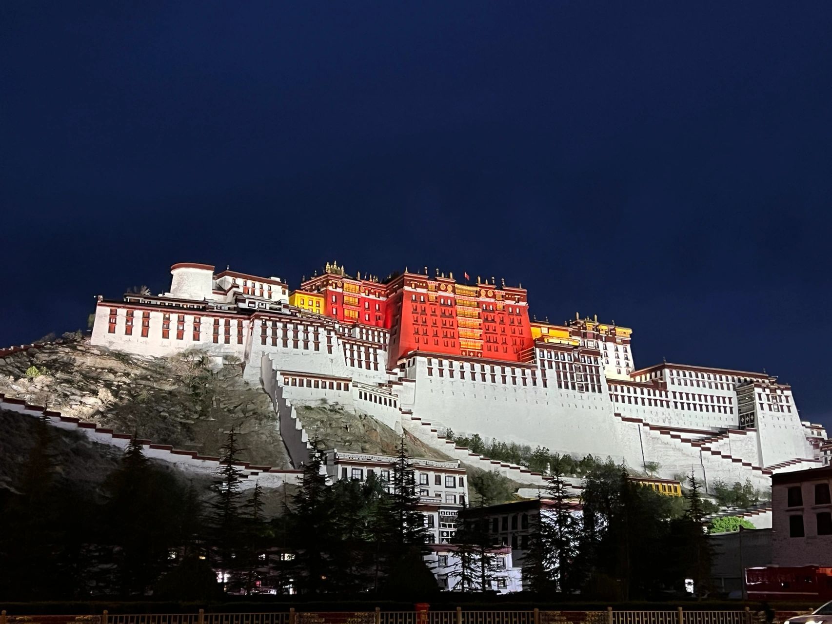 心之向往终于得见——拉萨布达拉宫夜景 拉萨有万达广场 有酒吧 有