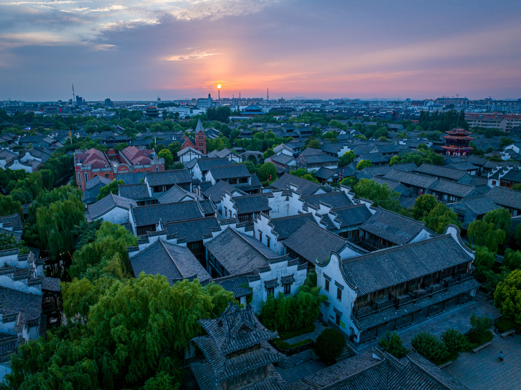 【枣庄台儿庄古城:落日余晖 晚霞美景】盛夏时节,台儿庄古城迎来绚丽