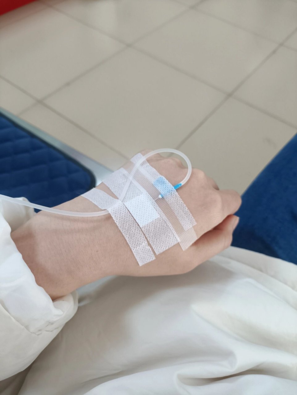 打吊针手是真的冷 家人们就是说要好好照顾自己!注意身体哇