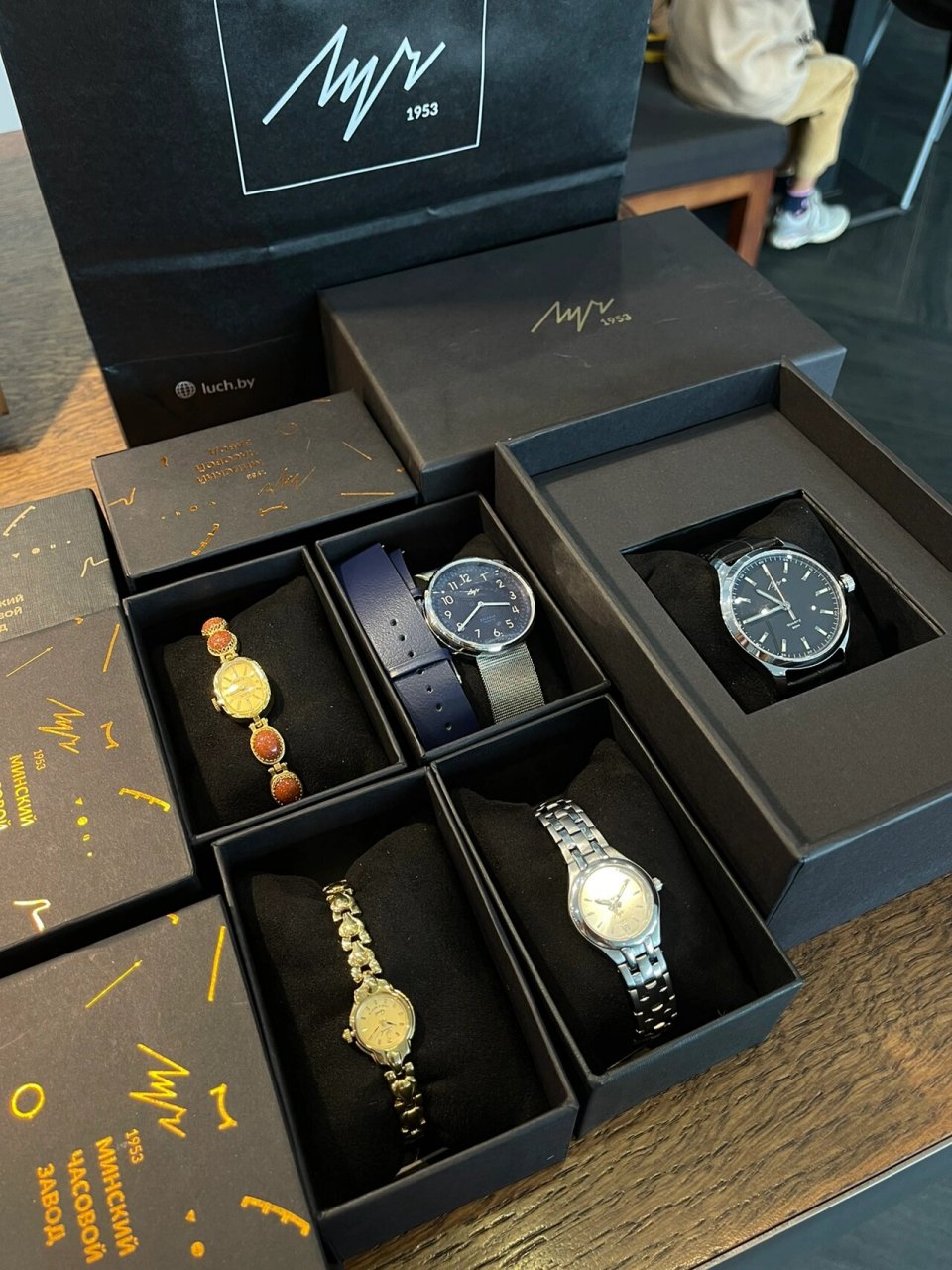 明斯克回国给家人带小礼物 16615luch手表,luch是由白俄罗斯唯一