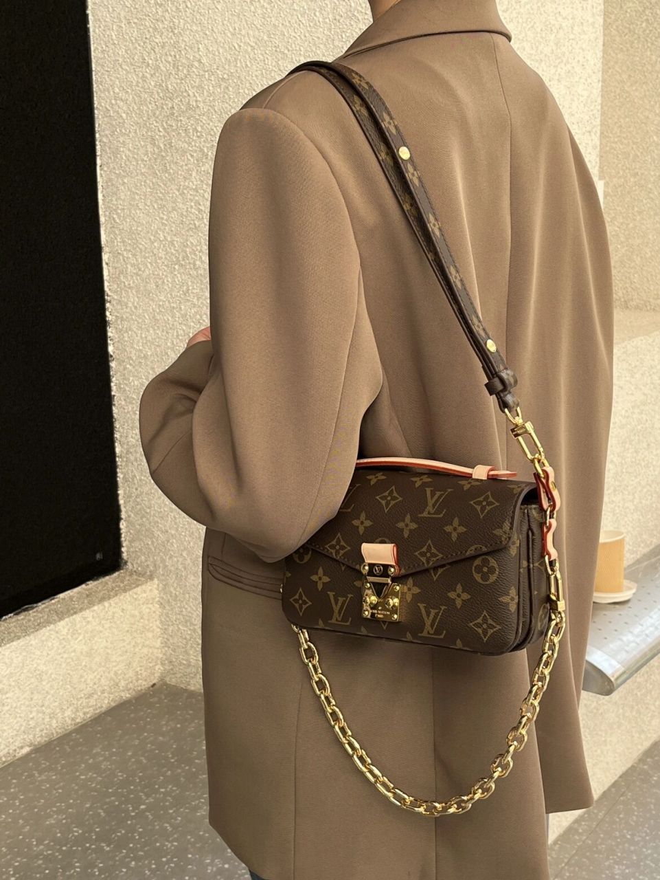 lv小邮差防磨损的小心机,赶紧学起来吧 lv小邮差包是立体的款式,所以