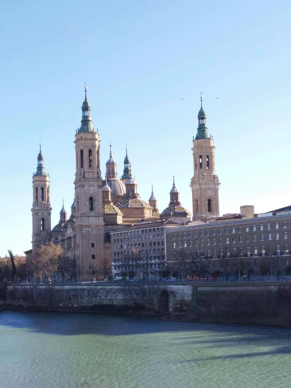 皮拉尔圣母圣殿主教座堂坐落于西班牙阿拉贡自治区首府萨拉戈萨的