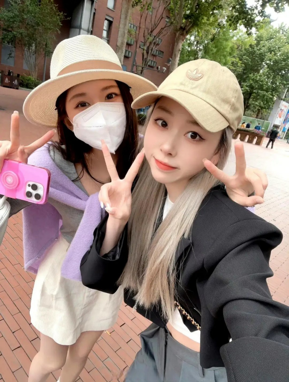 识狗认主人[没眼看] 有两个偶遇赵露思的,都是通过doe再认出来露思