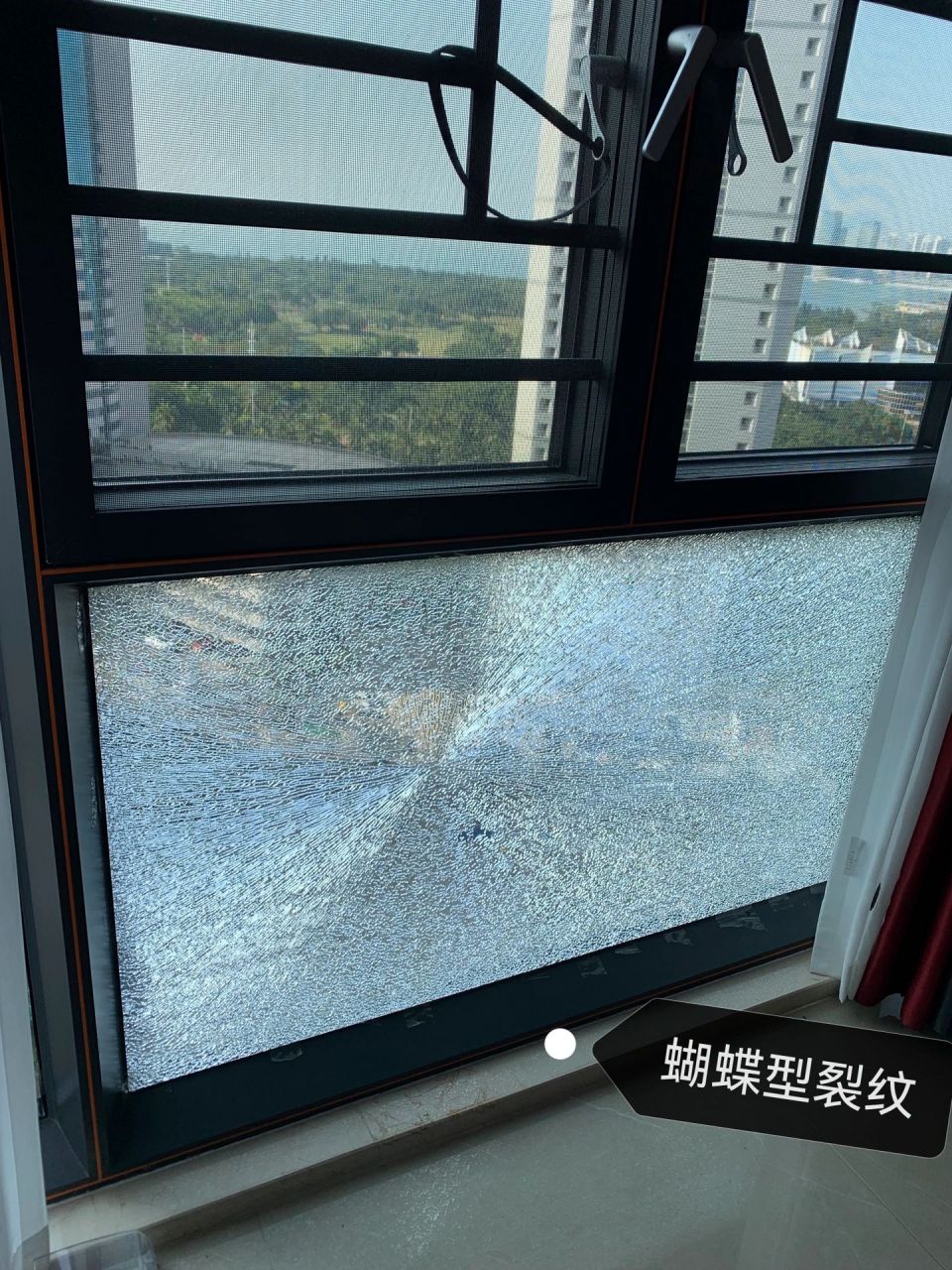 9797大年初六,家里大阳台一块钢化玻璃突然自 爆,6厘超白玻,约
