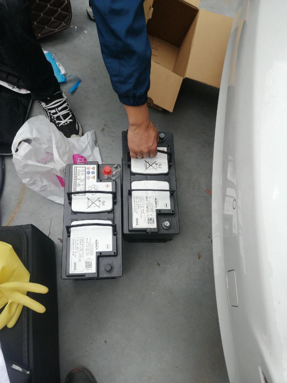 宝马320电瓶位置在后背箱右侧下面