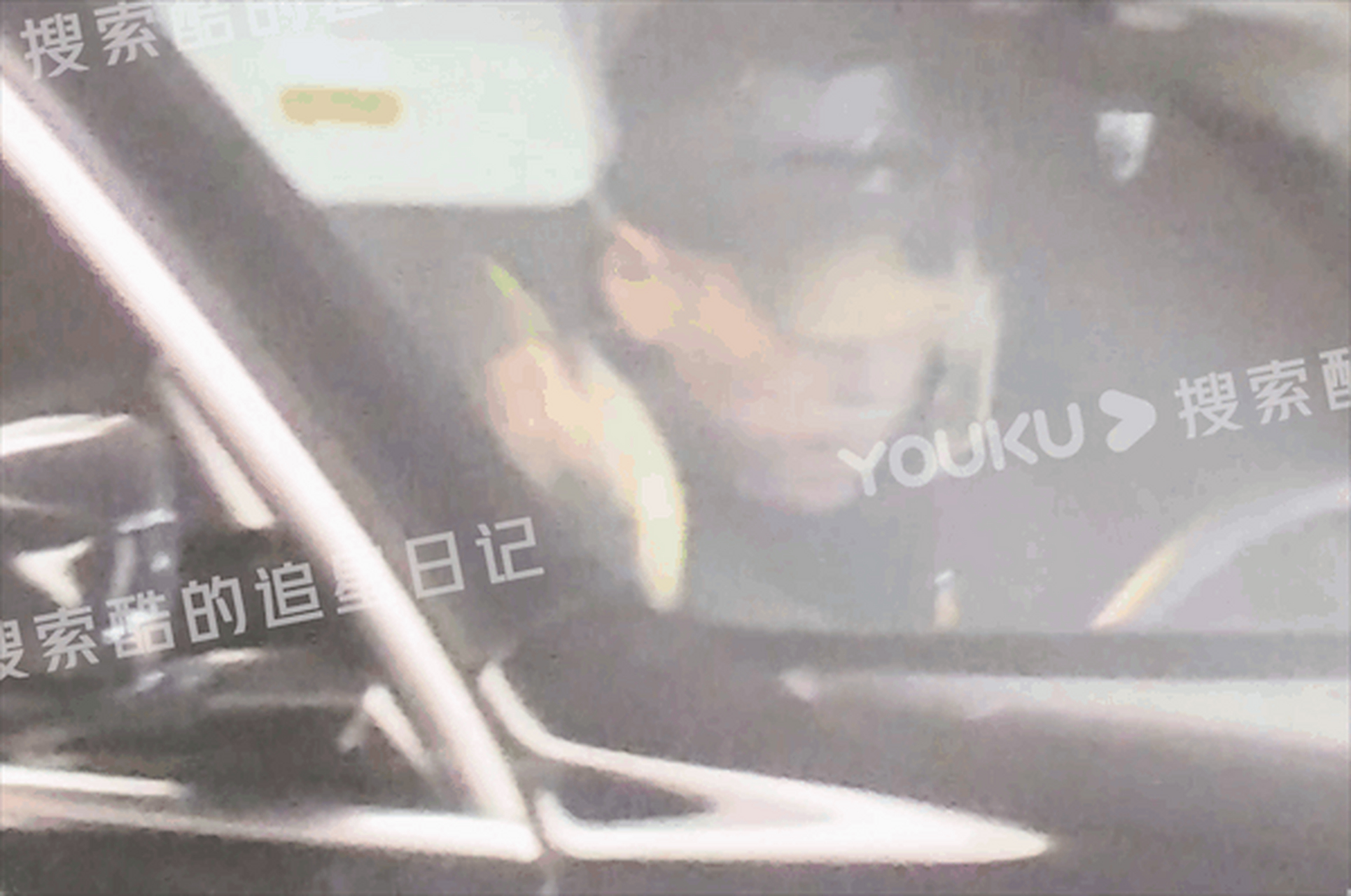 而杨九郎的老婆则坐在副驾驶,两人都抱着手机忙着处理自己的事情.