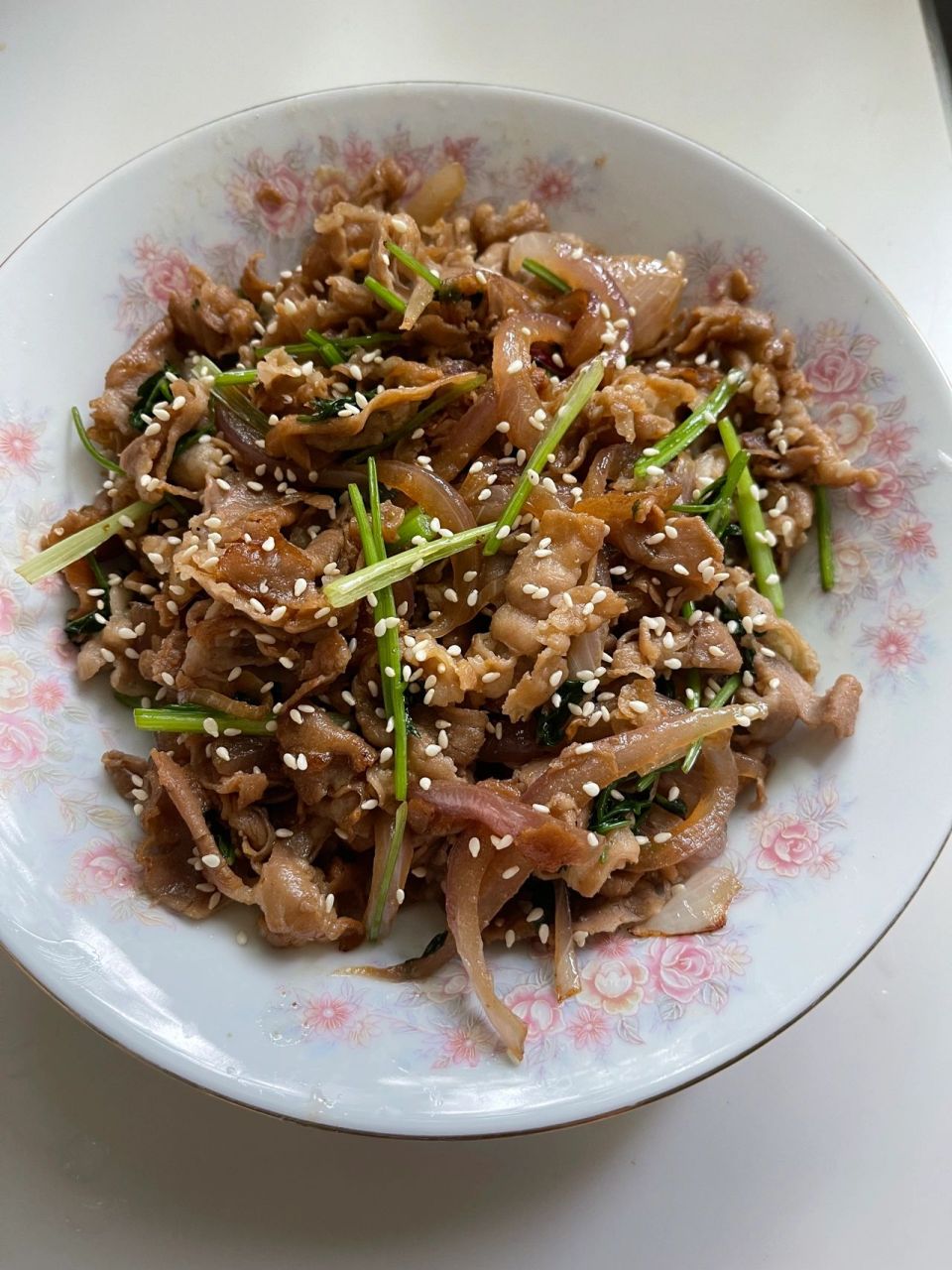 洋葱爆炒羊肉 材料:羊肉,洋葱,香菜,白芝麻,生抽,孜然粉 做法: 1,羊肉
