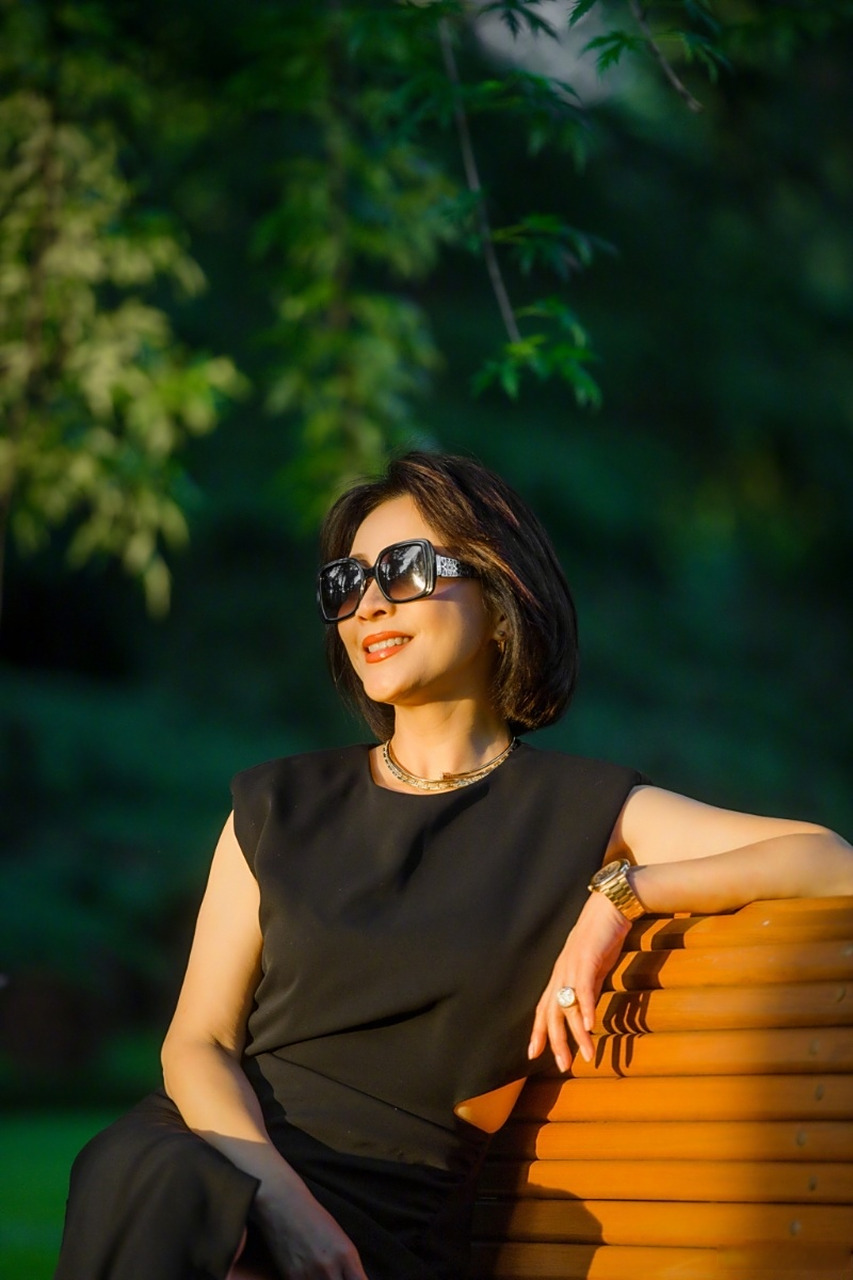 刘嘉玲素颜皮肤白滑似剥壳鸡蛋,小露纤腰晒美腿fit到爆.