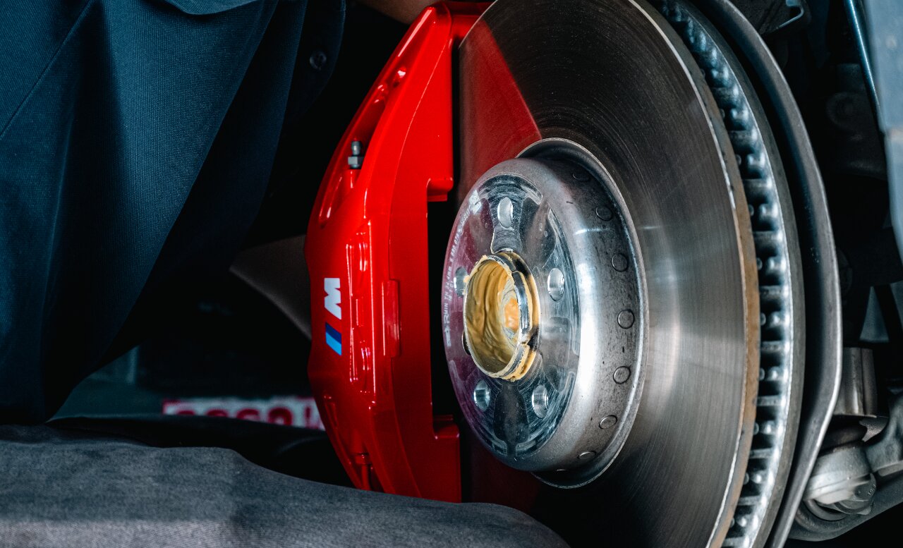 宝马x7丨卡钳改色丨红色卡钳焕新魅力 宝马x7卡钳改色 红色卡钳的改装