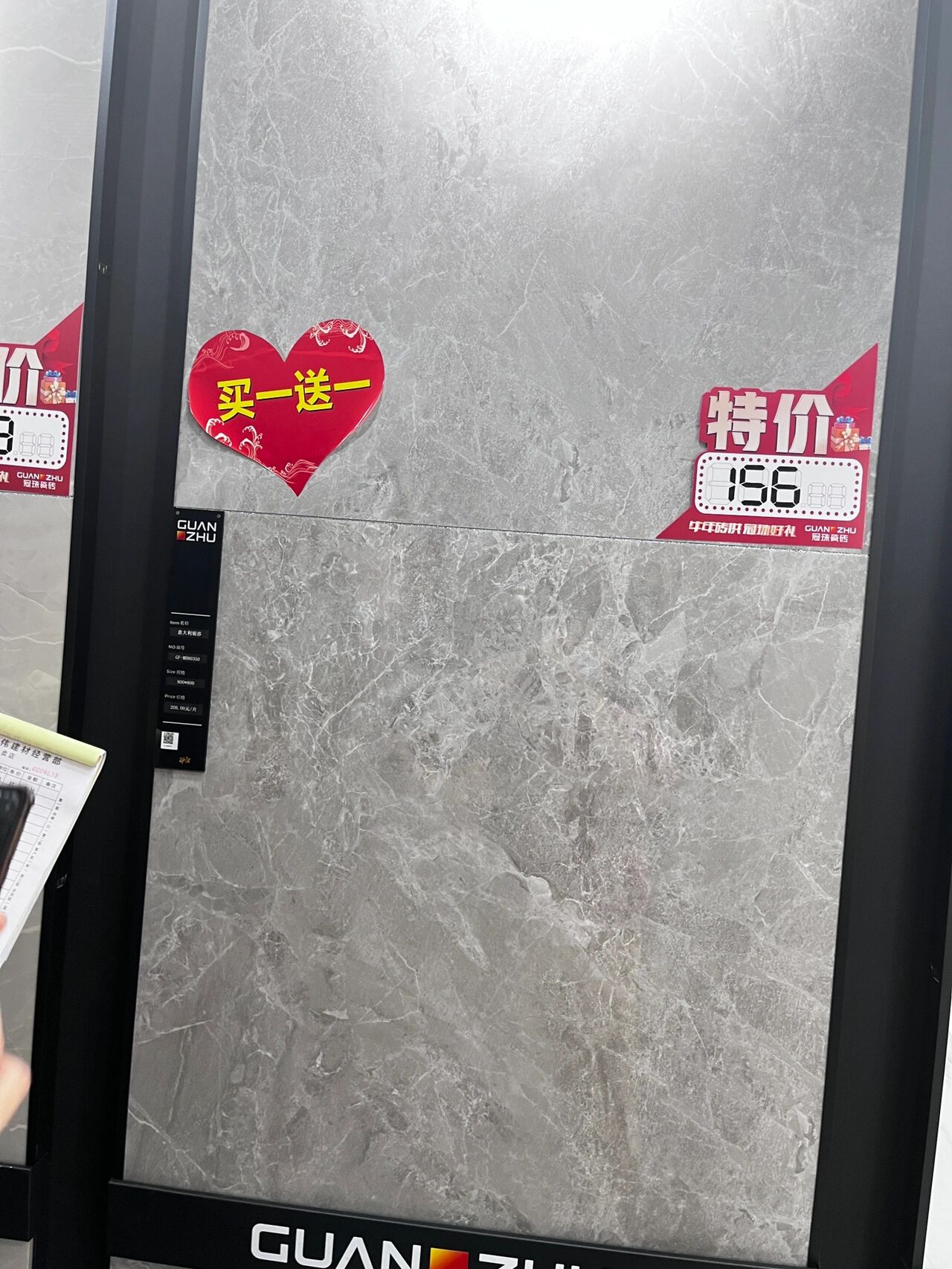 冠珠80350 装修日记1选了冠珠80350 意大利银莎灰通体大理石瓷砖,很