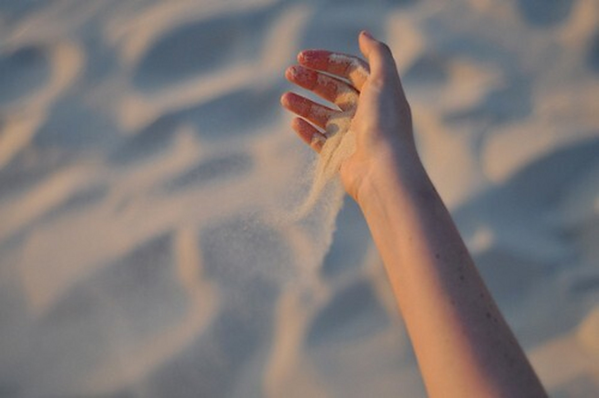 握不住的沙不如扬了它 如果是一粒的话,它则会牢牢的自己附在手心上