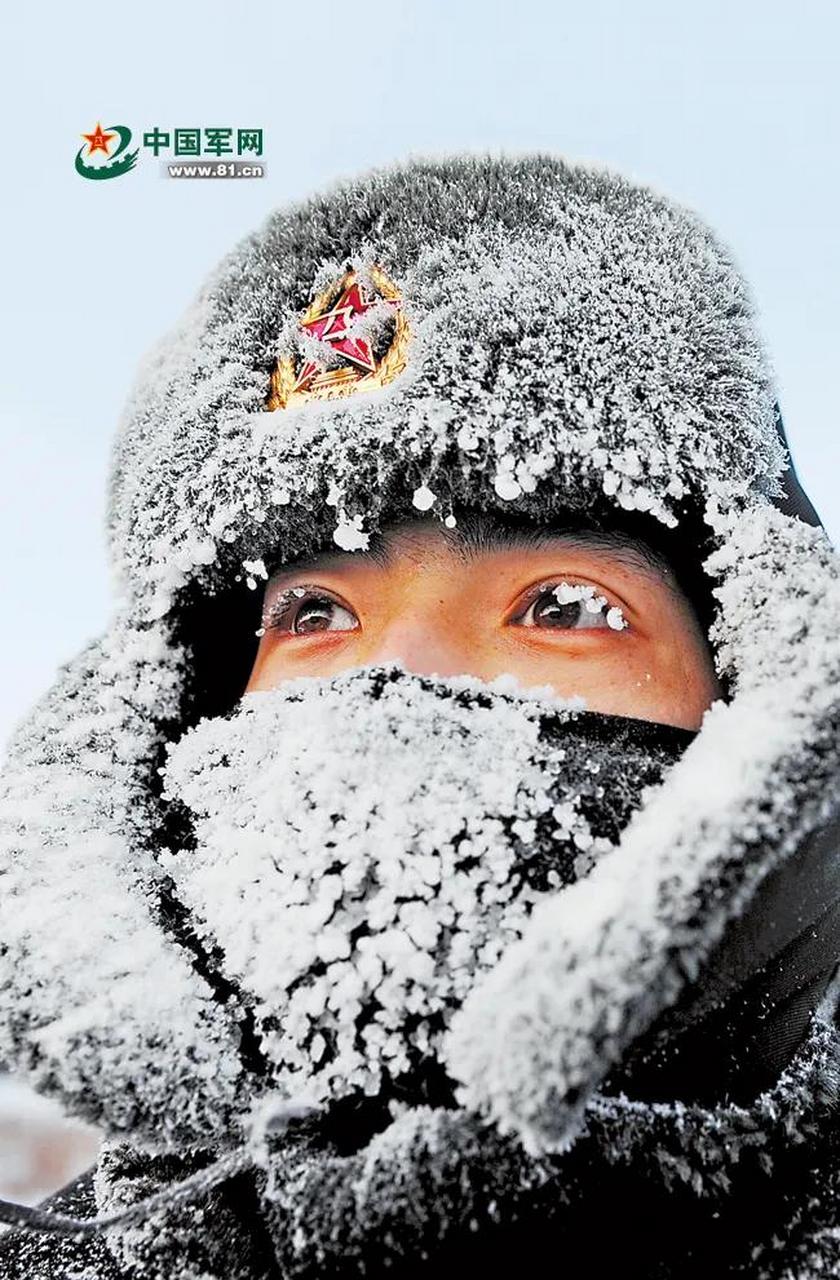 边防战士在冰天雪地里站岗,看着都让人心疼!