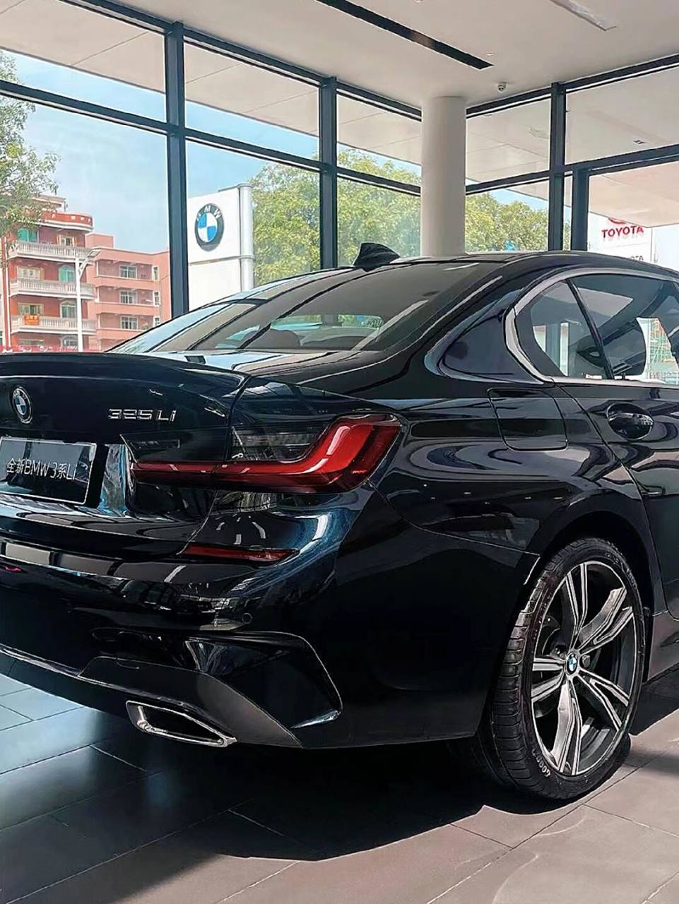宝马3系最后三天送五年十万公里保养 97325i耀夜  碳黑摩卡/白摩卡