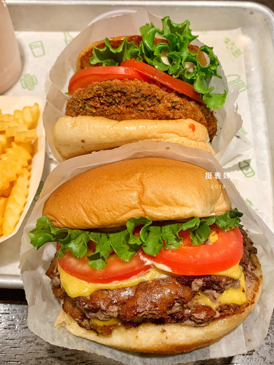 到上海的第一餐选择了这个网红汉堡,位置在新天地里,门头很显眼,晚上