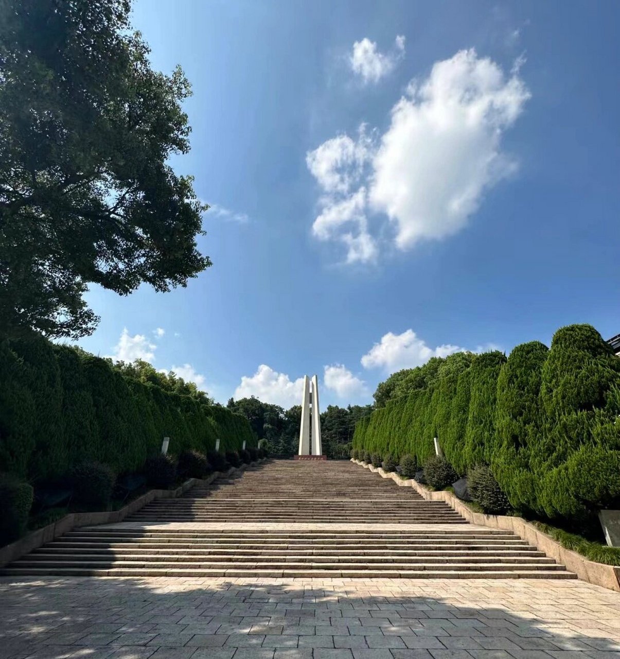 浙江革命烈士纪念馆游览笔记 浙江革命烈士纪念馆是一座庄严而肃穆的