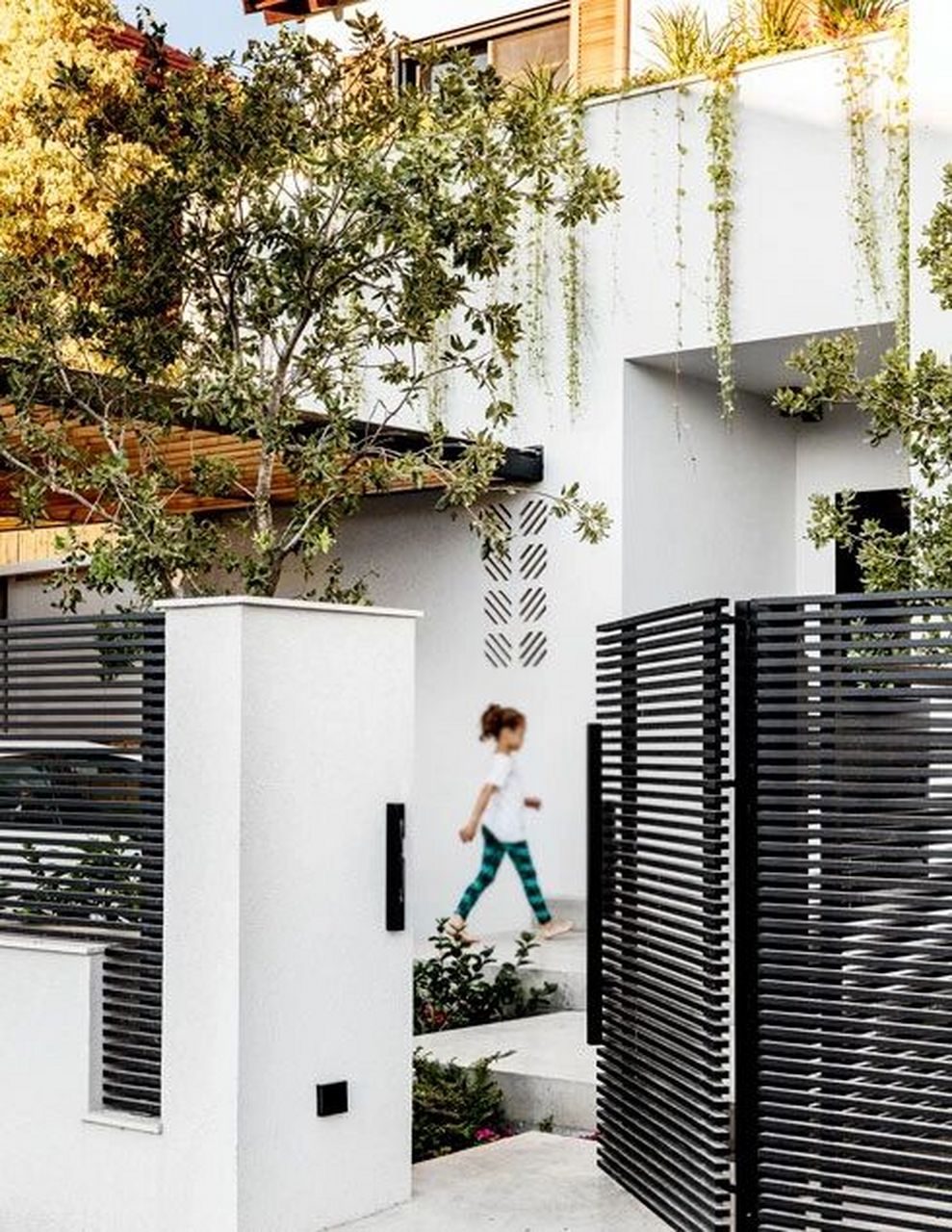 我们可以从材料,样式和颜色等方面介入 下面是几种关于院墙的设计