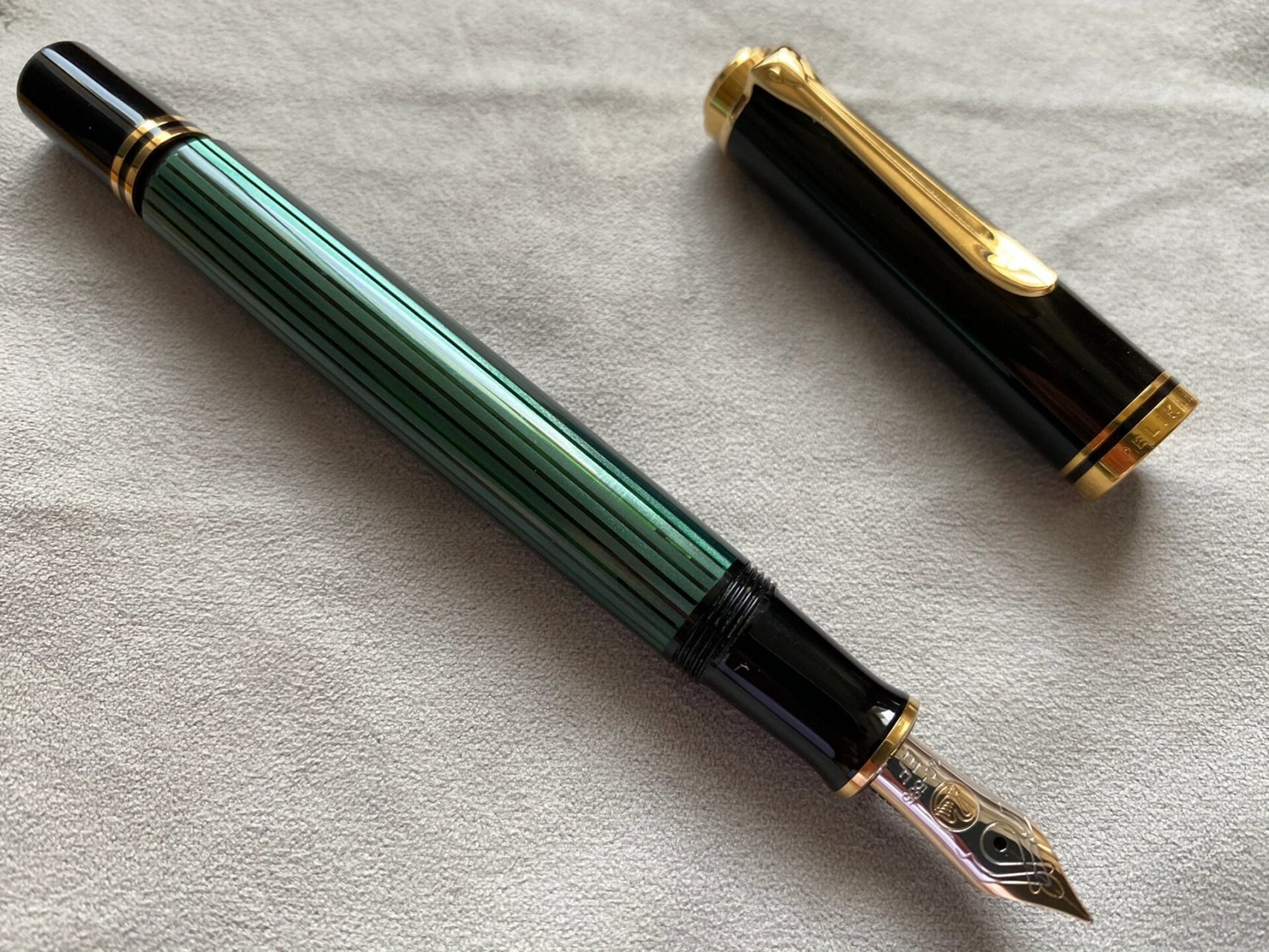 笔友出给我的百利金m400绿条 988入的,洗干净以后拍的照片就是好看,之