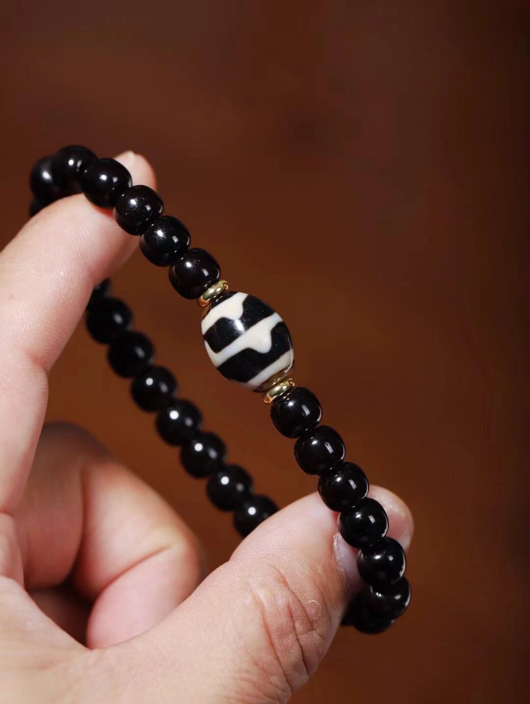 咬色扎实,图腾线条流畅,搭配极金椰蒂, 佩戴双虎牙天珠 规格:达洛16