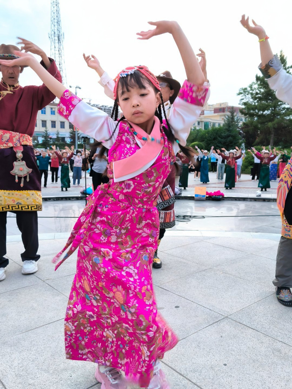 新吉祥如意锅庄舞图片