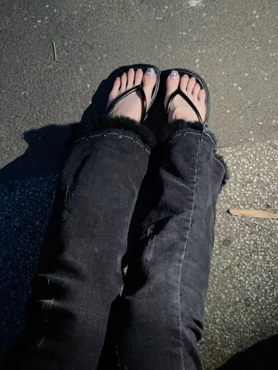 随便搭配牛仔裤都ok～  配上亮晶晶的jio真的很吸睛!