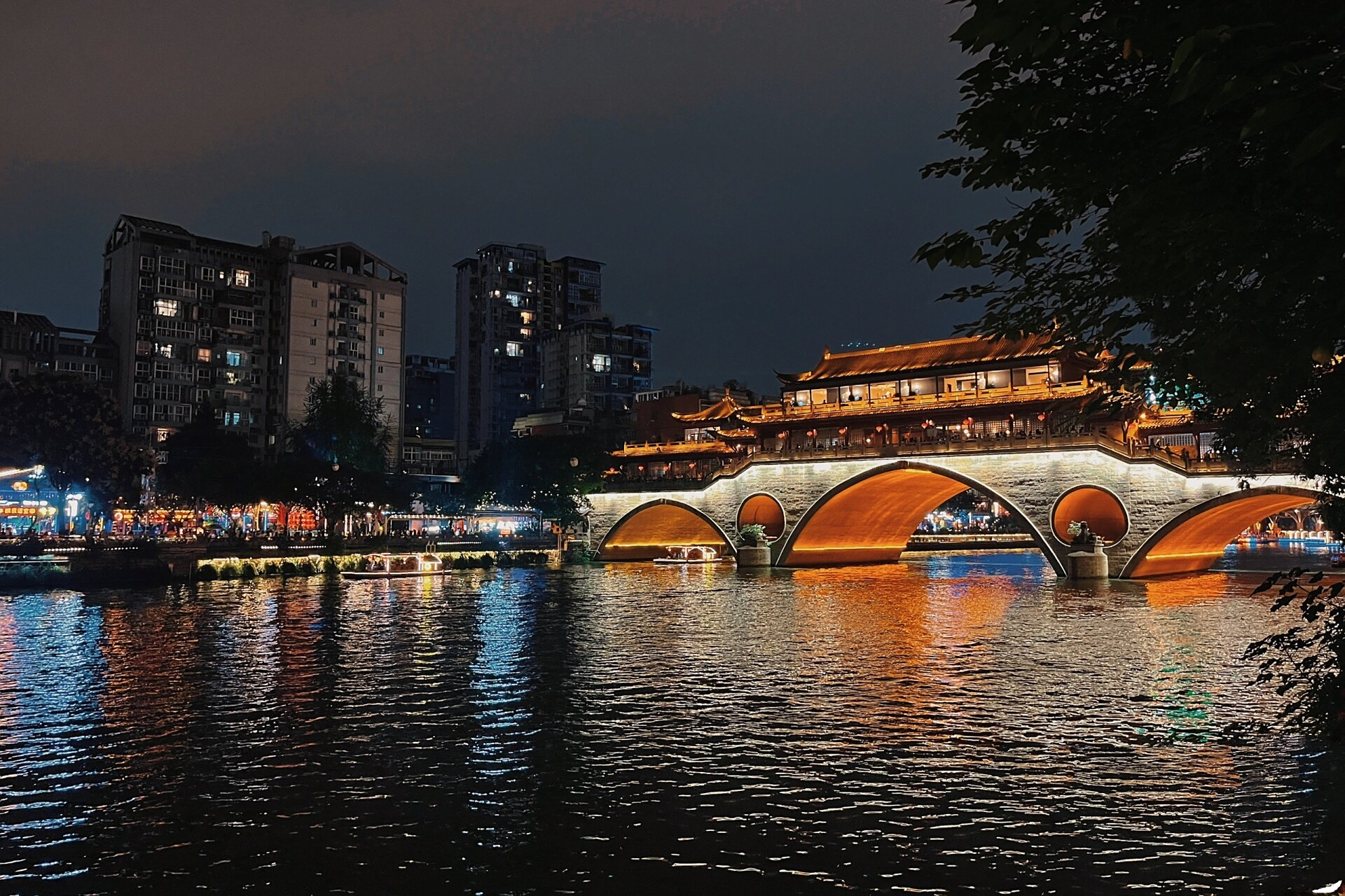 成都九眼桥 九眼桥其实叫安顺廊桥喔97 	 这里还有夜游锦江的船可以