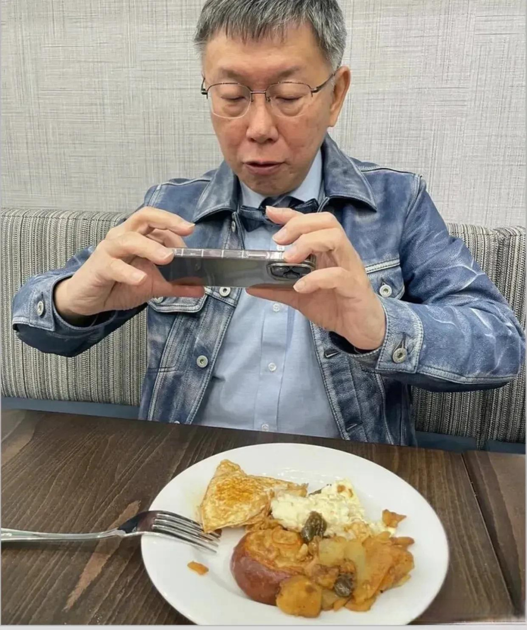 墙头草柯文哲到美国后,发了一张有荷包蛋的照片,意指前段时间出现在