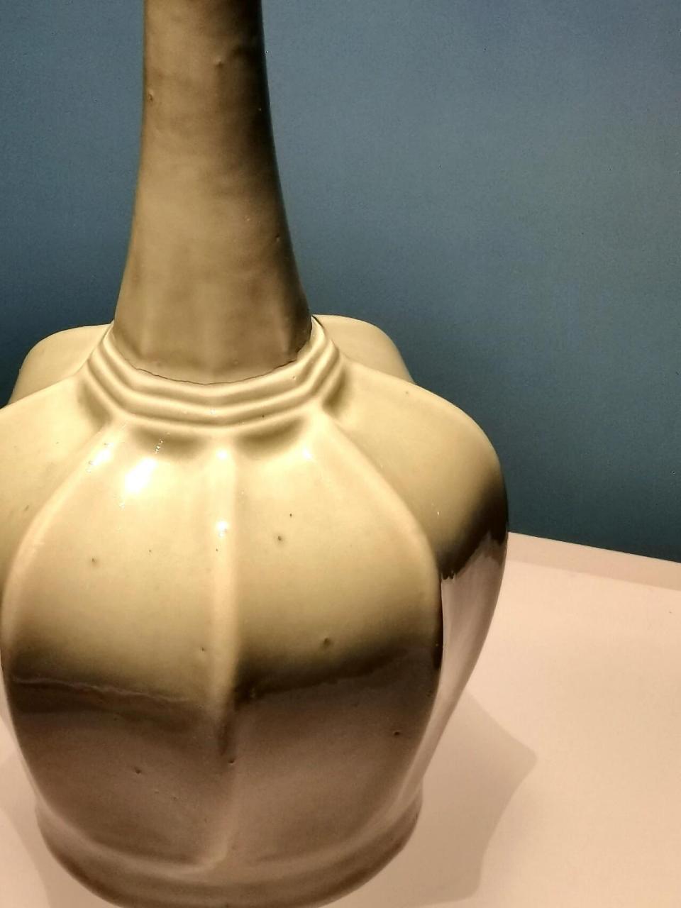 97 文物名称:唐八棱净水秘色瓷瓶 文物年代:唐代 出土地点:1987年