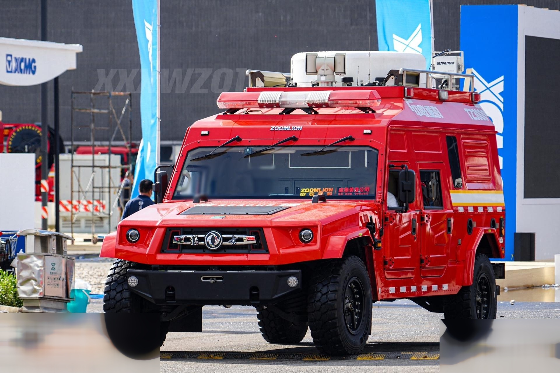 中联重科改装的tz3000通信消防指挥车,采用东风猛士m50 4x4越野底盘!