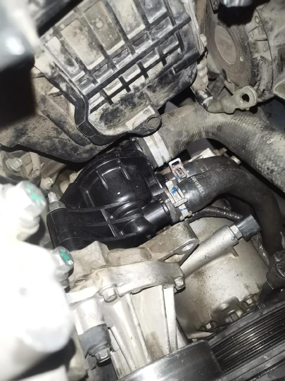 福特翼虎维修漏防冻液 更换原厂节温器 副水壶