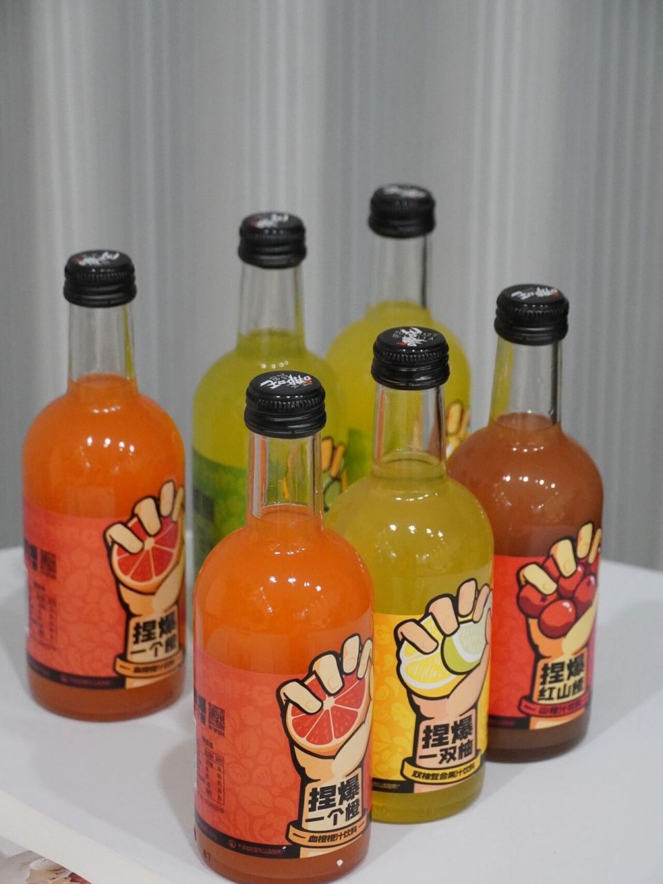 听说这是捏爆水果得来的～ 无饮料,不夏天～ 没错,我又入了一箱饮料. 